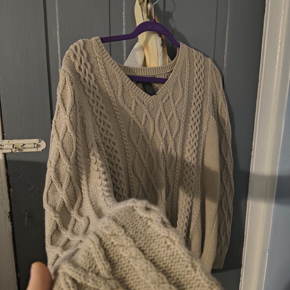 Preswick & Moore V-Neck Sweater - Beige